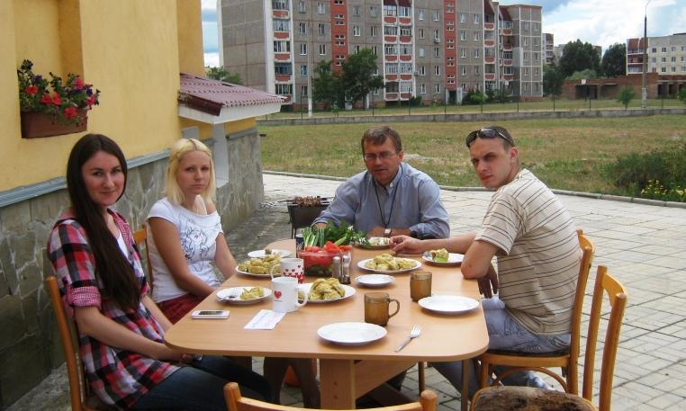 Oblackie wiadomości z Ukrainy Lipiec-sierpień 2012 14 Wakacyjne spotkanie młodzieży w Sławutyczu Dzielenie się świadectwem po pielgrzymce do Taizé