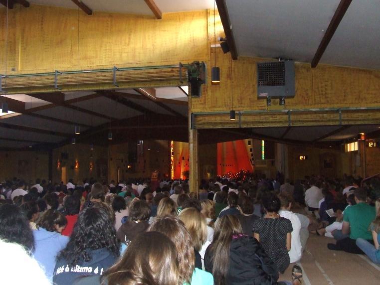Courmayeur, Alpy włoskie, wjeżdżamy do Tunelu Mont Blanc Taizé w Burgundii miejsce, gdzie tysiące młodych odnajdują źródła modlitwy, pojednania i zaufania Modlitwa w kościele Pojednania w Taizé