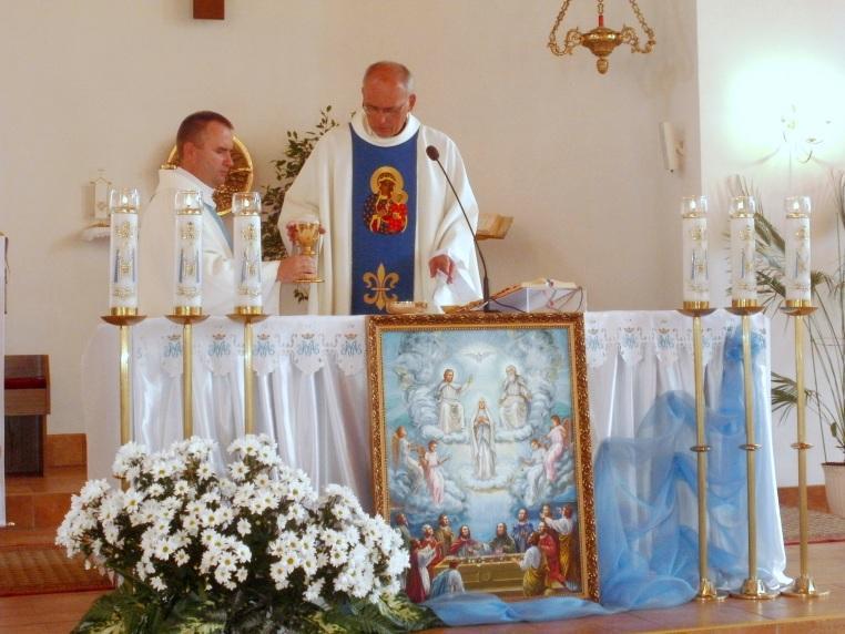 Oblackie wiadomości z Ukrainy Lipiec-sierpień 2012 7 Podarunek wolontariuszy dla proboszcza zajęcia z dziećmi z parafii, a potem szły do nieopodal znajdującego się domu dziecka, gdzie zajmowały się