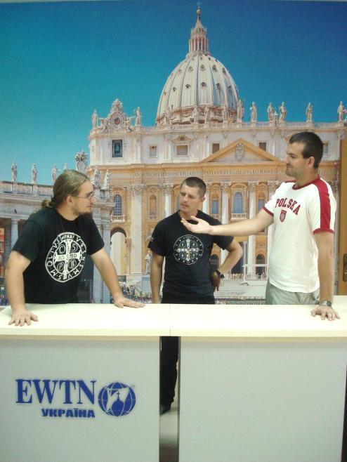 Oblackie wiadomości z Ukrainy Lipiec-sierpień 2012 9 Odkrywanie talentów medialnych w studiu telewizji EWTN Wolontariusze na grobach pomordowanych Polaków w Bykowni szami był o. Wojtek.