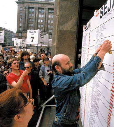 DEMOKRATYCZNA STOLICA Samorząd W 1990 roku Sejm Rzeczypospolitej przyjął nowelizację konstytucji oraz ustawę przywracającą samorząd terytorialny.