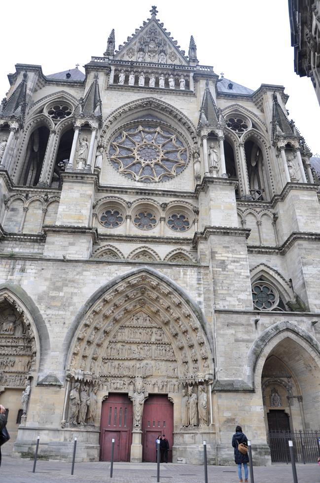 DZIEDZICTWO KULTUROWE SZAMPANII Katedra Notre-Dame w Reims, często nazywana "Katedrą Aniołów" z powodu bogatej dekoracji
