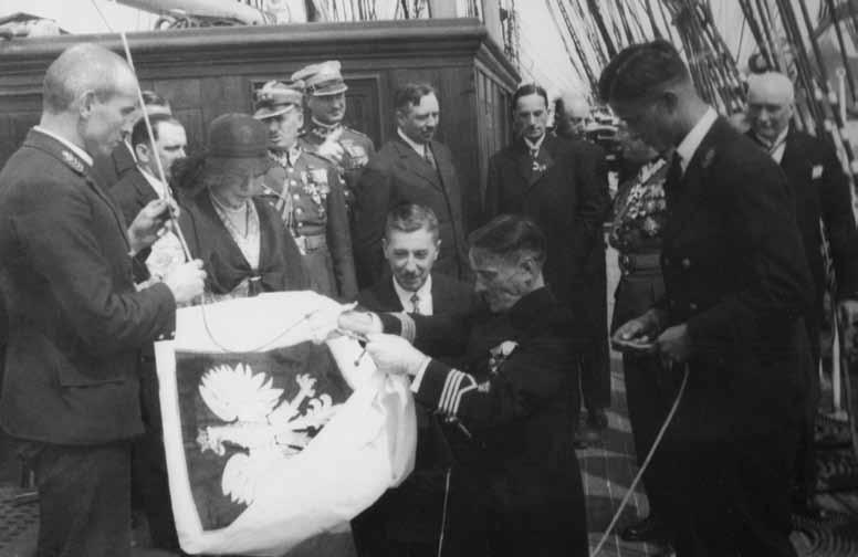 Podniesienie bandery na statku Dar Pomorza. Maria Janta-Połczyńska została jego matką chrzestną, 1930 r. Commissioning of the Dar Pomorza ship.