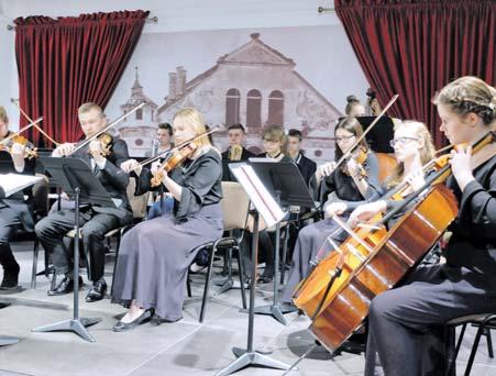 Kolejnymi kompozycjami, zaprezentowanymi przez bialskich muzyków były Andante Festivo Jeana Sibeliusa oraz koncert B-dur na klarnet i orkiestrę Karola Kurpińskiego.