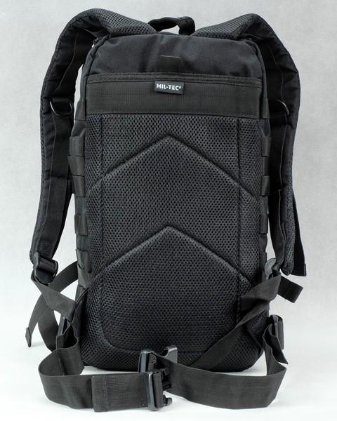 Plecak firmy Mil-Tec Assault Pack II w przykładowej konfiguracji sprzętowej z dołączonymi dodatkowymi torbami i futerałami Bo sercem każdego plecaka jest stelaż czyli rzecz o wadach modelu.