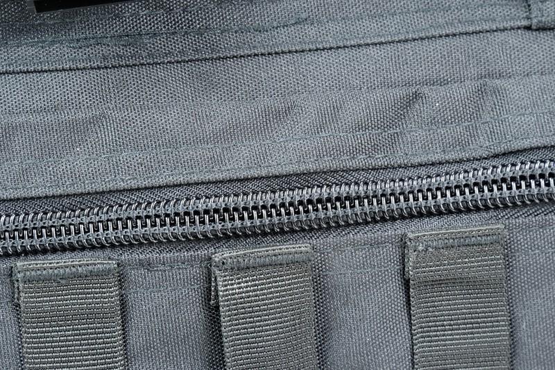 Plecak wyposażono w dobrej jakości grube zamki, a wszystkie newralgiczne szwy podszyto dodatkowo taśmą plecakową.