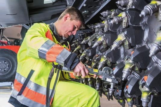 ORYGINALNY WIRTGEN SYSTEM OBSAD WYMIENNYCH FILOZOFIA SYSTEMÓW OBSAD WYMIENNYCH WIRTGEN Wychodząc z założenia, że zużyte lub uszkodzone górne elementy obsady należy jak najszybciej wymieniać