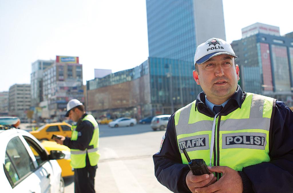 AKCESORIA DO RADIOTELEFONÓW SERII MTP3000 WYJĄTKOWE DZIAŁANIE, WYTRZYMAŁOŚĆ NA CO DZIEŃ Prowadząc pościg za podejrzanym po ruchliwej ulicy lub wzywając ekipę serwisową do zatłoczonej stacji metra