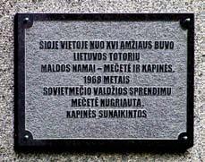 ant Puslaidininkių fizikos instituto pastato kampo (Vilnius, Goštauto g. 11) buvusių Lukiškių kapinių ir mečetės vietoje įrengta memorialinė lenta.