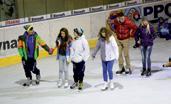 Podczas sezonu zimowego można odwiedzić publiczne łyżwiarstwo na stadionie hokejowym w ie, z reguły każdy weekend w godzinach popołudniowych.