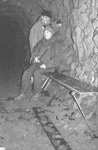 Podziemne relikty kopalni niklu w Szklarach 57 Rys. 4. Ławki do odpoczynku w bocznym korytarzu kopalni. Fot. M.Furmankiewicz Fig. 4. Benches in a resting place in one of the mine s side corridors.