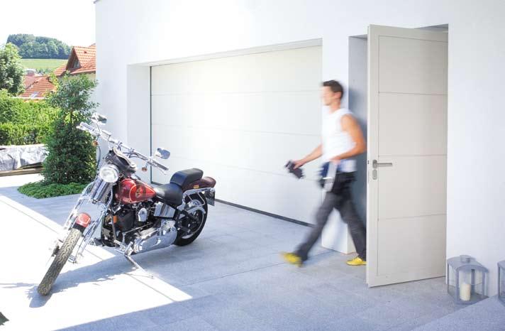 DRZWI DO BRAMY Wszystko z jednej ręki Brama segmentowa górna EUROSTYLE-ISO automatyczna w kolorze jasnoszarym, zbliżonym do RAL 7035, z dopasowanymi dodatkowymi drzwiami do garażu Stworzone jakby dla