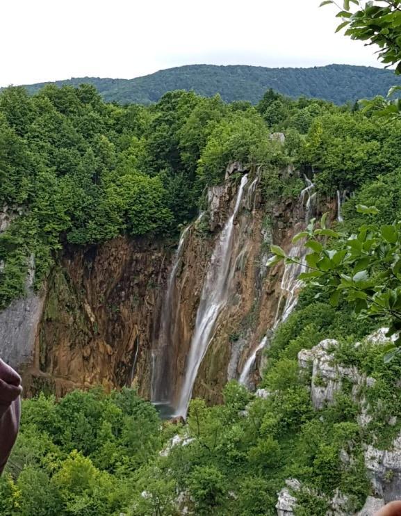 Uczniowie leniwie,powolutku wędrowali po drewnianych pomostach,