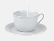 Spienić mleko, poruszając filiżanką podczas ogrzewania.