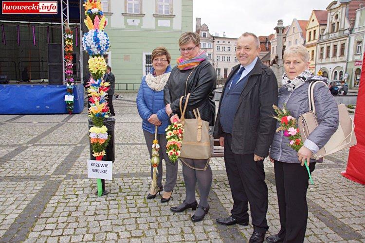 Na scenie od rana prezentowali się lokalni artyści, wśród których nie zabrakło dzieci ze Szkoły Podstawowej w Rząsinach, Przedszkola Publicznego w Gryfowie Śl.