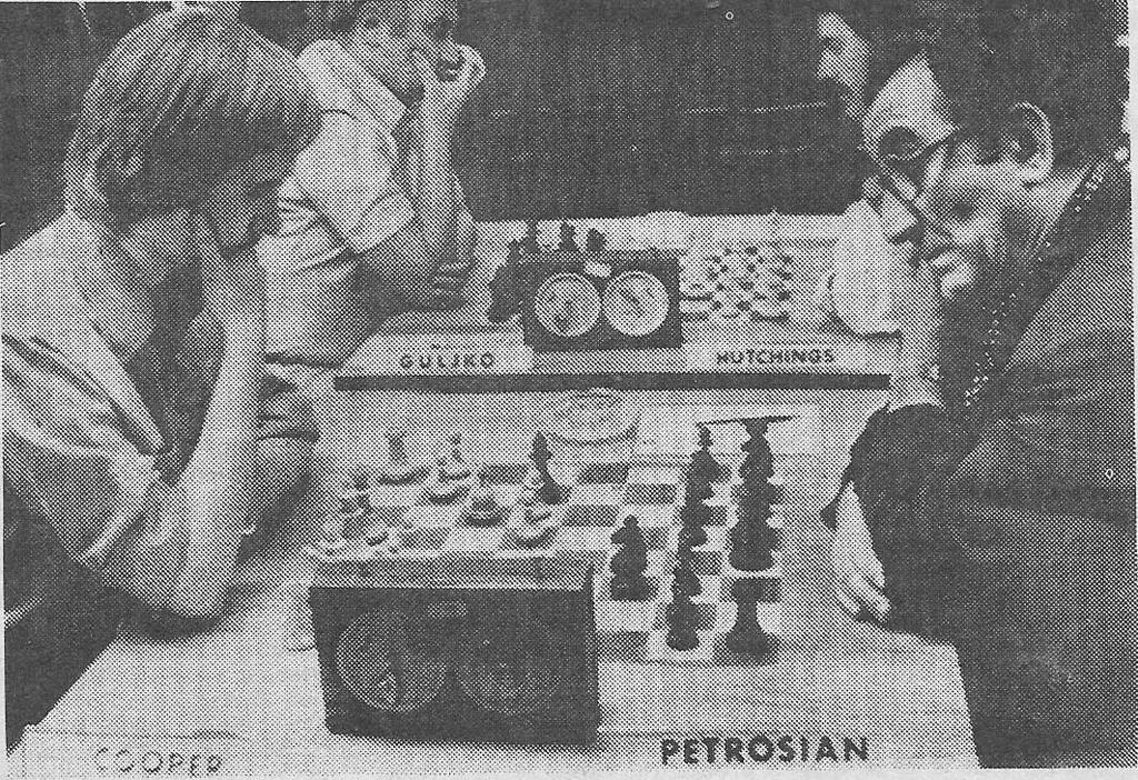 Na pierwszym planie Cooper (po lewej) Petrosjan W głębi Gulko (po lewej) Hutchings Zdjęcie: Trybuna Ludu 8 listopada 1978 2.Partia angielska [A30] GM Poługajewski (ZSRR) 2620 Williams (Walia) 2390 1.