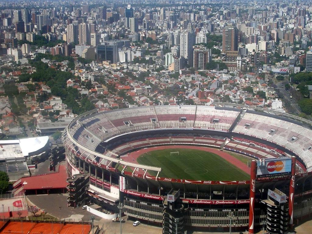 Na rozgrywki szachowe przeznaczono dwa piętra wspaniałego stadionu piłkarskiego River Plate w ten sposób, że na pierwszym grały drużyny z ogona tabeli oraz uczestniczki VIII Olimpiady Kobiet.