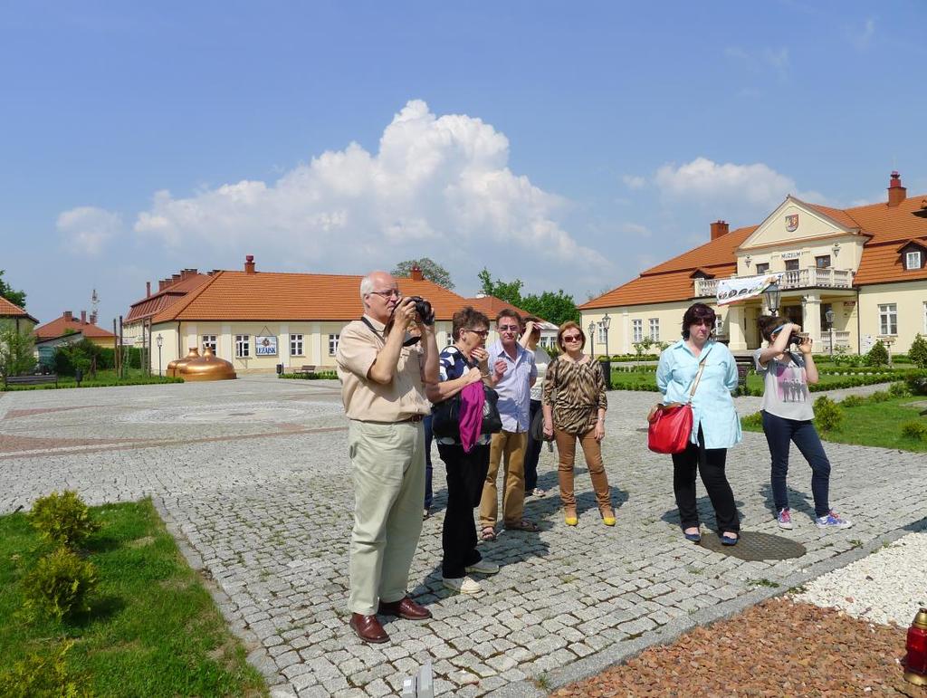 Fot. Dąb Katyński i obelisk - Pomnik Pamięci Ofiar Zbrodni Katyńskiej 1940 r. oraz Katastrofy Smoleńskiej 2010 r.