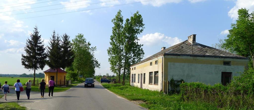 Do szkoły mieszczącej się w tym murowanym budynku chodziły dzieci z