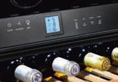 Układając butelki w naprzemiennych kierunkach, efektywnie wykorzystujemy pojemność winiarki. System etykiet clip-on zapewnia dokładny przegląd win.