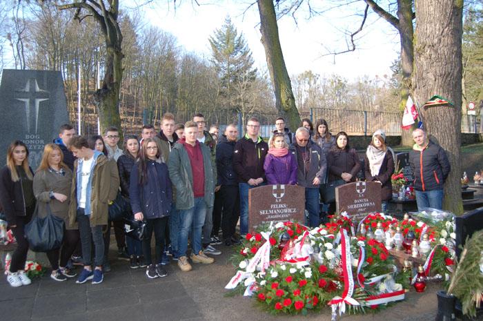 Delegacja szkoły złożyła na grobie patronki symboliczną wiązankę kwiatów i zapaliła znicz na jej grobie. Czytaj więcej: http://www.echodnia.