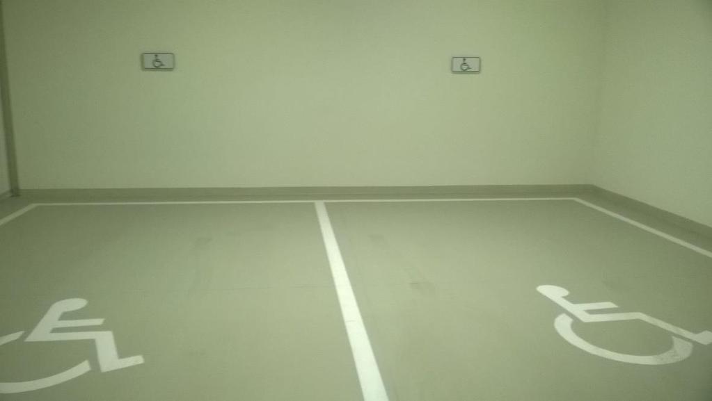 Narodowe Forum Muzyki we Wrocławiu Na parkingu podziemnym wyznaczono miejsca dla osób z niepełnosprawnością Z parkingu podziemnego można wjechać do budynku specjalną
