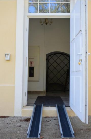 Przykład Muzeum Pałac w Rogalinie W przypadku niewielkiej różnicy wysokości optymalnym rozwiązaniem może być pochylnia rozkładana. Źródło zdjęcia: http://rogalin.mnp.art.