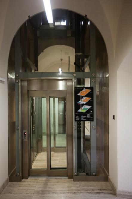 Muzeum Narodowe w Krakowie Europeum w budynku zainstalowano windę dostępną dla osób poruszających się na wózkach
