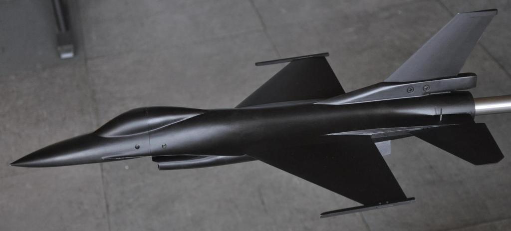 Modele do aerodynamicznych badań doświadczalnych Model samolotu w skali 1:25 na potrzeby badań w Tunelu