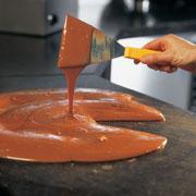 Mieszaj aż czekolada zacznie gęstnieć (gdy temperatura jest niższa o 4-5 stopni niż temperatura