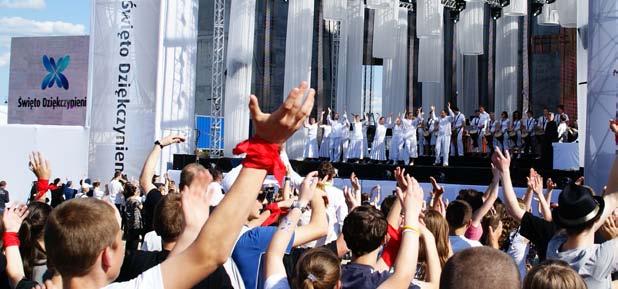 Dziękowali za ks. Jerzego Popiełuszkę Burzą braw i owacją na stojąco wierni zgromadzeni przed Świątynią Opatrzności Bożej przywitali procesję z relikwiami ks. Jerzego Popiełuszki.