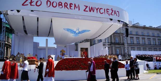 WYNIESIENIE NA OŁTARZE KS. JERZEGO Wielki dar dla wielkiego narodu Ponad 150 tys. wiernych z całego świata przyjechało do Warszawy, aby wziąć udział w uroczystościach wyniesienia na ołtarze ks.