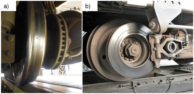 W zestawach kołowych wagonów napędnych, w których przestrzeń między tarczami kół zajęta jest przez układ napędowy, tarcze hamulcowe przenosi się na zewnątrz koła.
