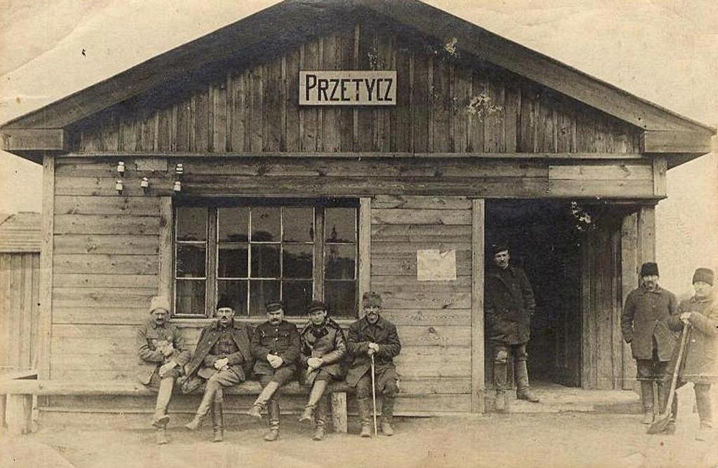 Dworzec z kasą biletową stacji Przetycz w latach 1919-1922. Po lewej stronie widać fragment budynku gospodarczego, który istnieje do dziś. Pocztówka ze zbiorów autora.