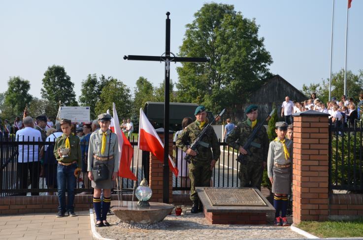 z Niemcami pod Domanowem. W trakcie apelu poświęcono odnowioną tablicę upamiętniającą poległych żołnierzy w bitwie pod Domanowem.