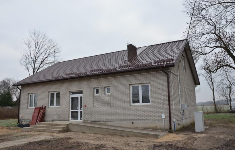 Przebudowa świetlicy wiejskiej w miejscowości Brzeźnica Zadanie obejmowało: wymianę pokrycia dachowego wykonanie instalacji elektrycznej i odgromowej wykonanie instalacji wodociągowej i