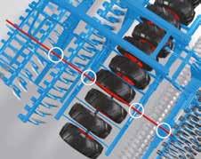 Perfekcyjne dostosowanie do warunków glebowych Idealne kopiowanie terenu Na usytuowanej centralnie osi łamanej składanego siewnika Compact-Solitair zaczepiane są
