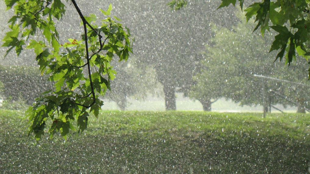 Lądy otrzymują wodę z opadów atmosferycznych.