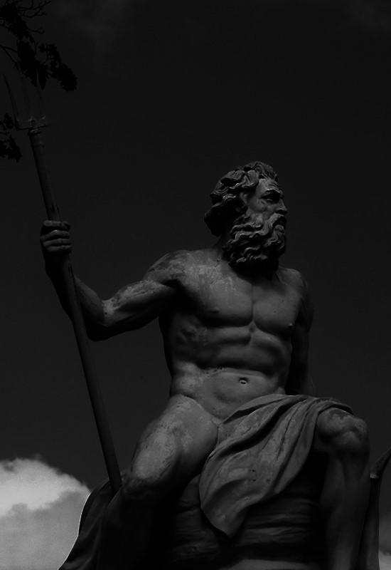 Posejdon Helios Hypnos Hermes boski szybkobieżny posłaniec, syn Zeusa i Mai; informujący wszystkich o postanowieniach ojca; bóg złodziei i kupców; miał kaduceusz - leszczynową laskę mającą moc
