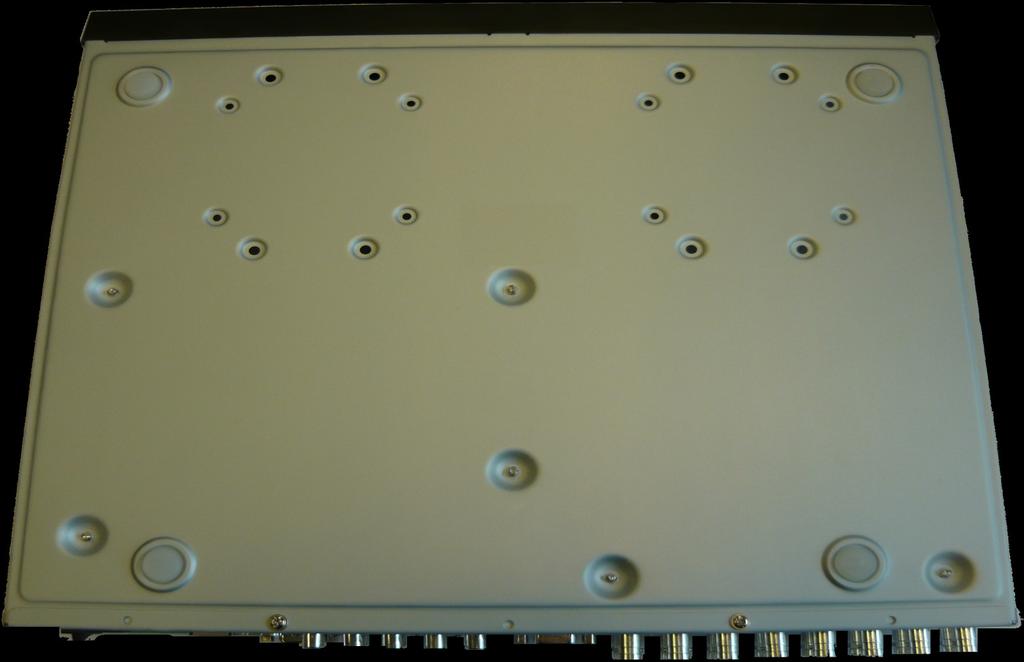 NHDR-4M5308AHD Instrukcja obsługi (skrócona) 1.0 URUCHAMIANIE URZĄDZENIA Ułożyć dysk wewnątrz obudowy w miejscu wskazanym przez otwory montażowe.