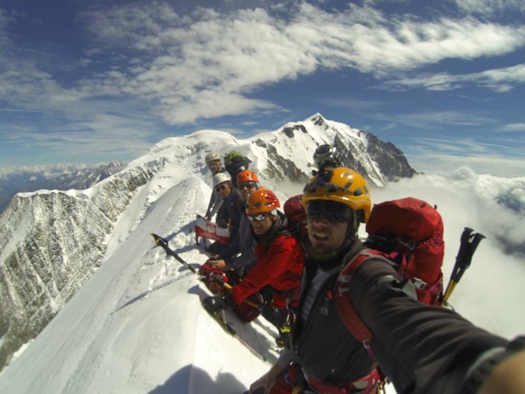 Fot. 7. Cała ekipa (od lewej: Marek, Radek, Karol, Jacek, Remi) na szczycie Aiguille de Bionnassay (4052 m n.p.m.) Dalej idziemy w kierunku Piton des Italiens (4003 m n.p.m.), gdzie robimy ostatni wspólny postój (Fot.