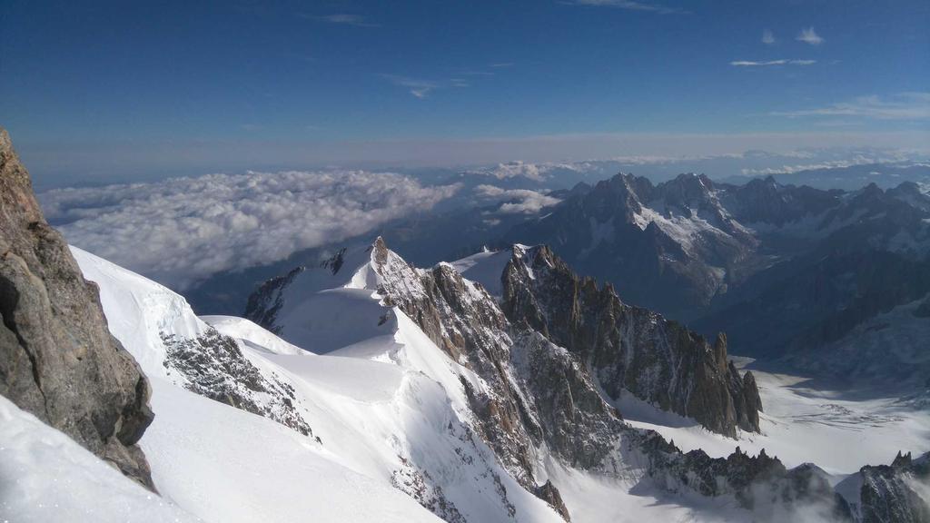 Fot. 12. Widok z Mont Blanc de Courmayeur (4748 m n.p.m.) na Mont Maudit Po dotarciu Jacka i Karola jeszcze coś wspólnie jemy i wyruszamy w dół.