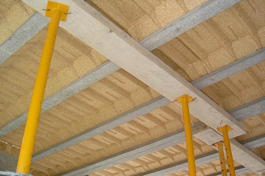 System stropowy Rectolight wymaga zastosowania podwieszanego sufitu, jednak w przypadku garażu czy poddasza ciekawie wygląda też bez zastosowania żadnej dodatkowej obróbki.