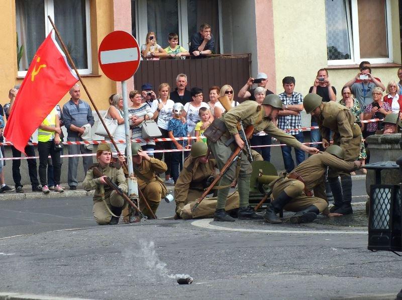 Interesujące stoisko kupieckie z okresu średniowiecza przygotowała Szkoła Podstawowa nr 1; był też i XVII-wieczny kram, zorganizowany przez Szkołę