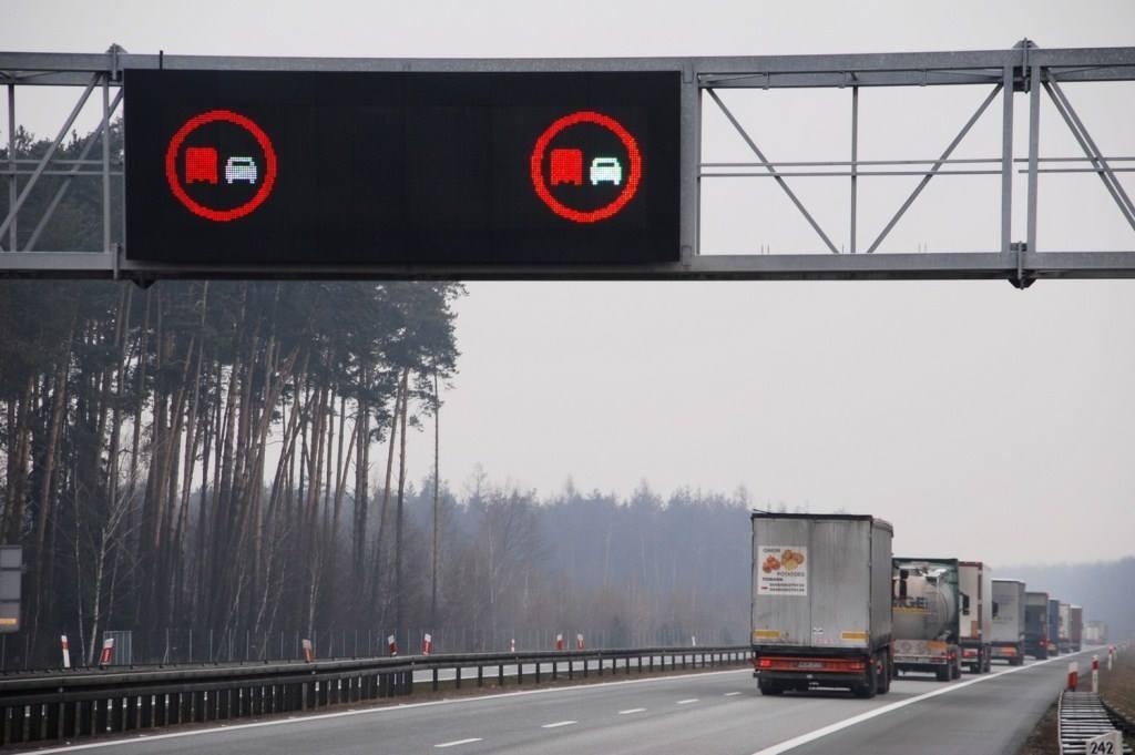 USŁUGI DLA UŻYTKOWNIKÓW DRÓG INFORMACJA O OGRANICZENIACH Usługa pozwoli na wprowadzenie ograniczeń wyprzedzania dla pojazdów ciężarowych w celu zwiększenia płynności ruchu oraz poprawy komfortu