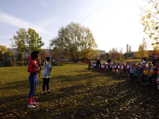 W konkursie zorganizowanym przez Panie nauczycielki Natalię Rakowską, Sylwię Kluczyńską oraz Monikę Miedziarek wzięło udział ponad 200 dzieci, które przebiegły wspólnie dystans 1600 metrów.