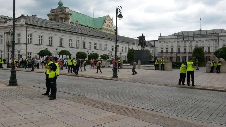 Około 14 policjantów stało bezpośrednio przy zgromadzeniach (byli rozmieszczeni parami co kilka metrów, równomiernie wzdłuż