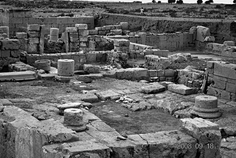PLATE 6 Fig. 11. view of the courtyard r 51 from the SW corner (Photo Polish Archaeological Mission to Ptolemais). ryc. 11. Widok od strony południowo-zachodniej na dziedziniec r 51.