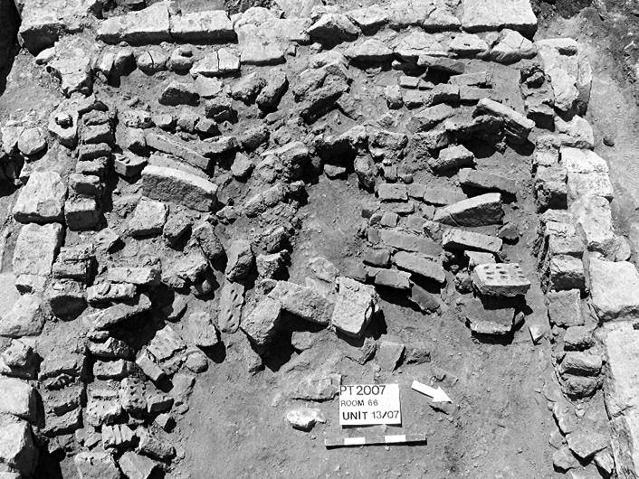 Fig. 26. Kiln (K 3) during the exploration (Unit13/07) (Photo Polish Archaeological Mission to Ptolemais). ryc. 26. Piec K 3 podczas eksploracji (jednostka stratygraficzna 13/07).