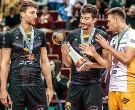 MIEJSCE III SEZONU 00 Statystyki graczy w sezonie 0/ PlusLigi PGE SKRA BEŁCHATÓW Drużyna PGE Skry Bełchatów powtórzyła osiągnięcie z poprzedniego roku, zdobywając brązowy medal, choć tym razem finał